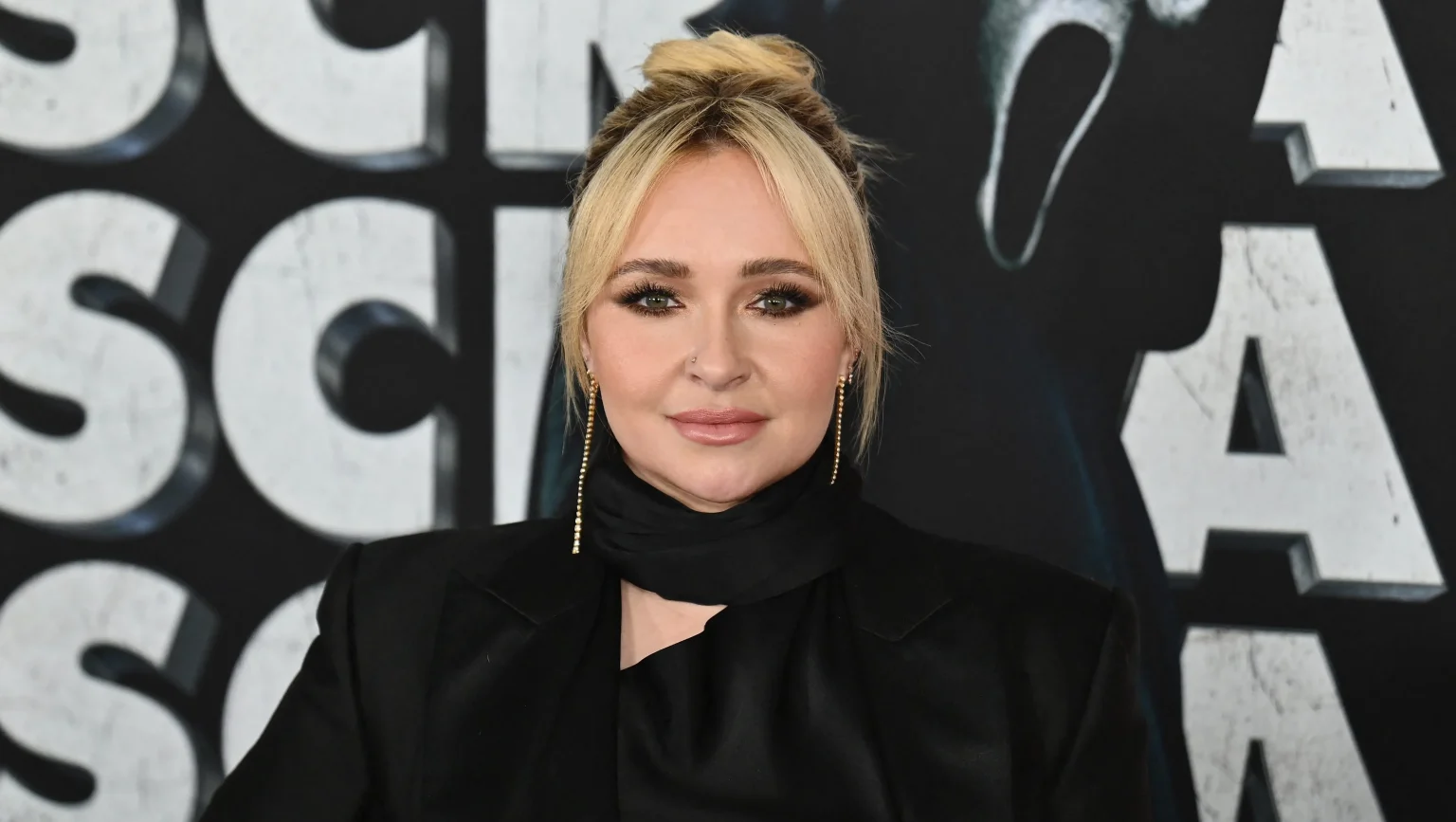 Which British singer does Hayden Panettiere talk about in her book?