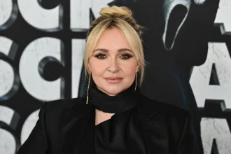 Which British singer does Hayden Panettiere talk about in her book?