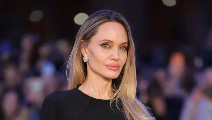 Celebrities who left or will leave the country after Trump's victory: Photos
