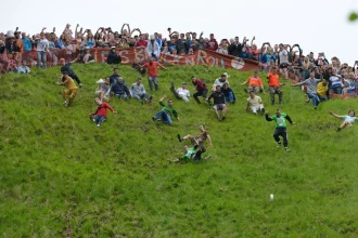 German YouTuber Tom Kopke defeats local rival in Cooper's Hill cheese rolling chaos