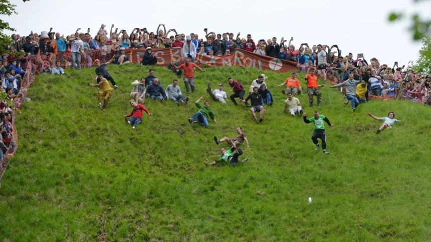 German YouTuber Tom Kopke defeats local rival in Cooper's Hill cheese rolling chaos
