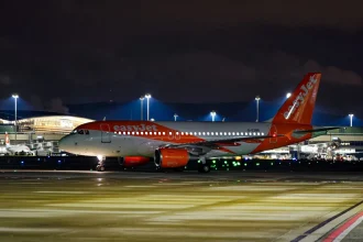 Recharging mobile batteries in the hold facilitates emergency jet landing in Rome