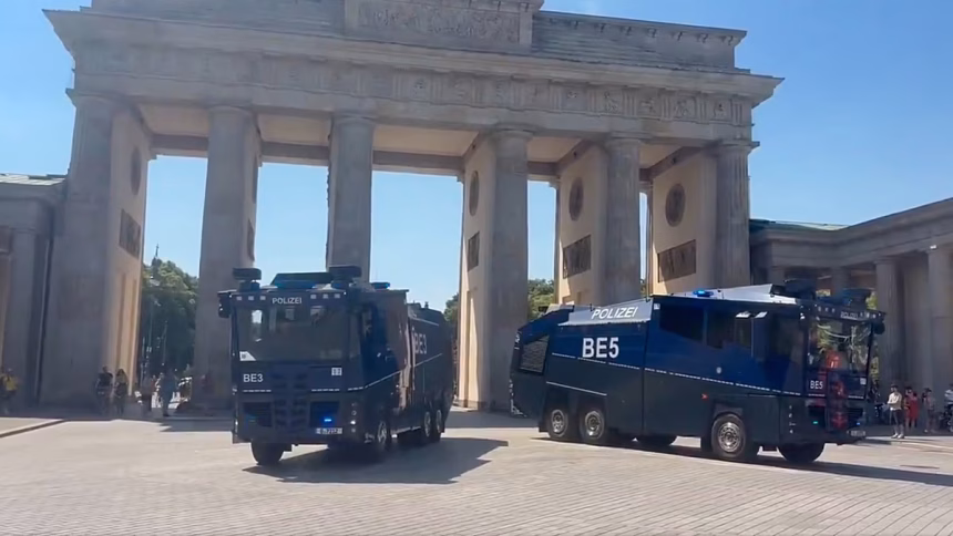 Hottest day: Berlin police deploy water cannons to combat heat wave