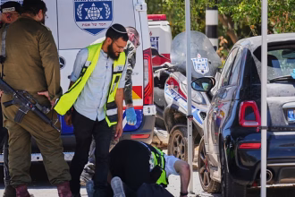 Man opens fire in central Israel, killing 1 and injuring 5 others