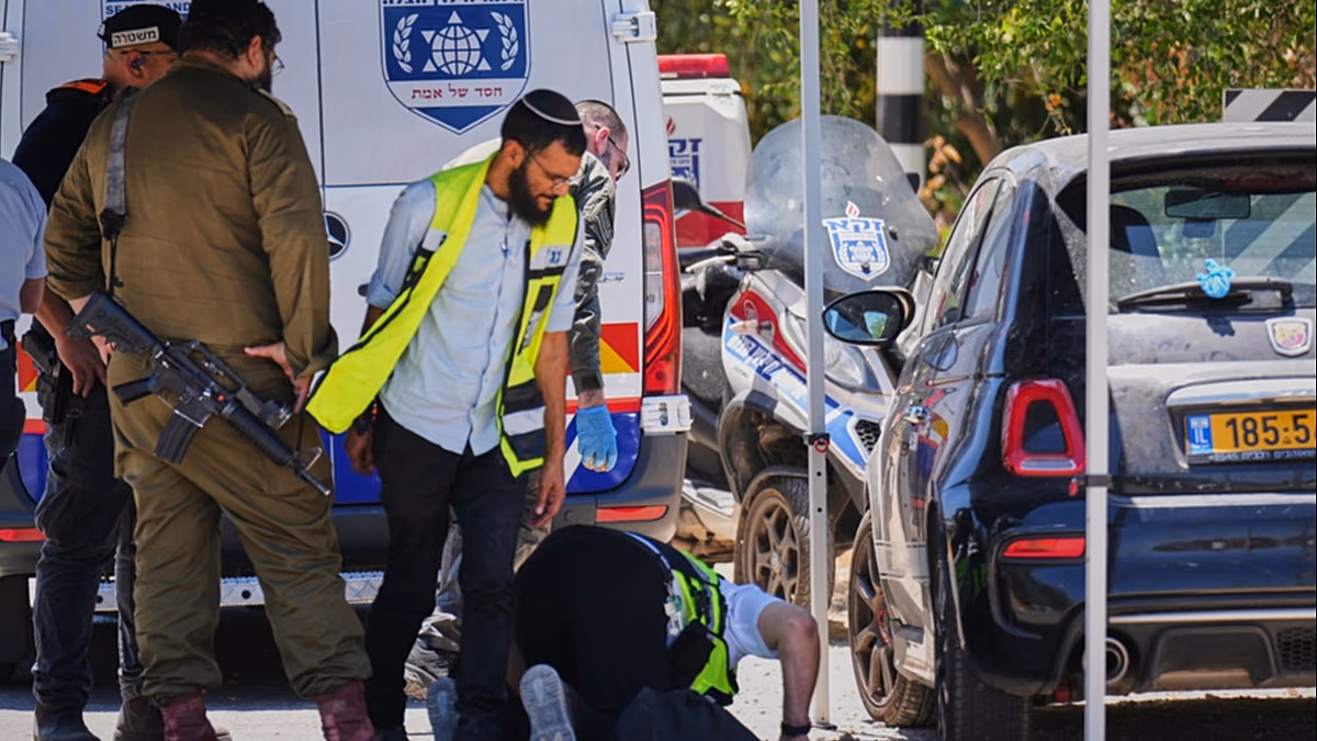 Man opens fire in central Israel, killing 1 and injuring 5 others