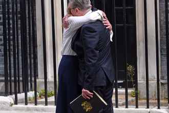 Market: Pound falls due to Keir Starmer's departure, oil prices fall due to progress in US-Iran talks