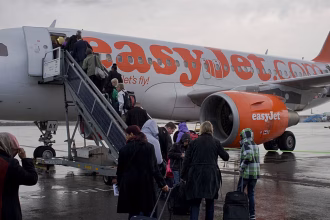 Apollo bids £5.7bn to take over EasyJet, defeating Castle Lake
