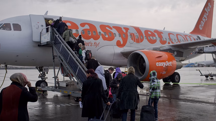 Apollo bids £5.7bn to take over EasyJet, defeating Castle Lake