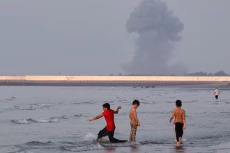 As oil prices approach $100, Gulf oil producers race to build oil alternatives to the Strait of Hormuz