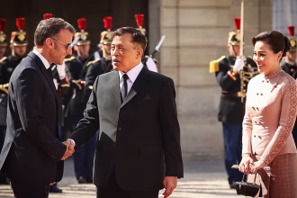 Fake AI image showing Macron kneeling before Thailand's king goes viral