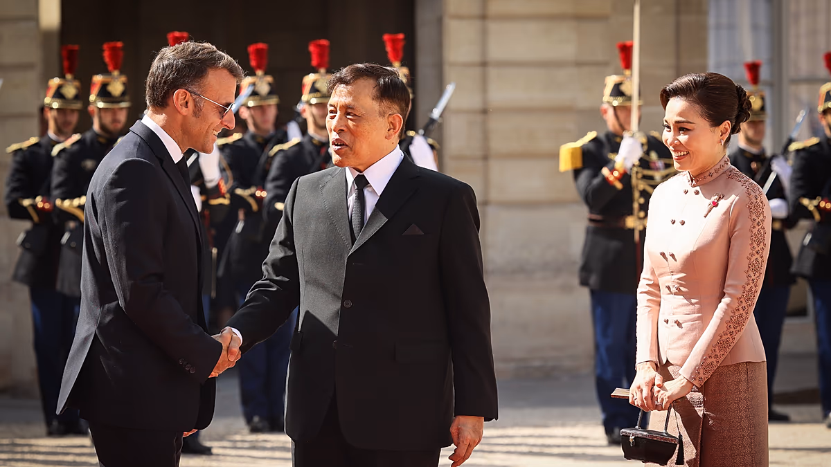 Fake AI image showing Macron kneeling before Thailand's king goes viral