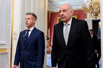 Hungary's opposition party may vote to remove president as early as next week, accusing him of ``tyranny''