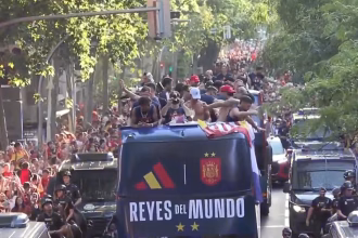 More than 1 million fans fill the streets of Madrid to welcome the world champions