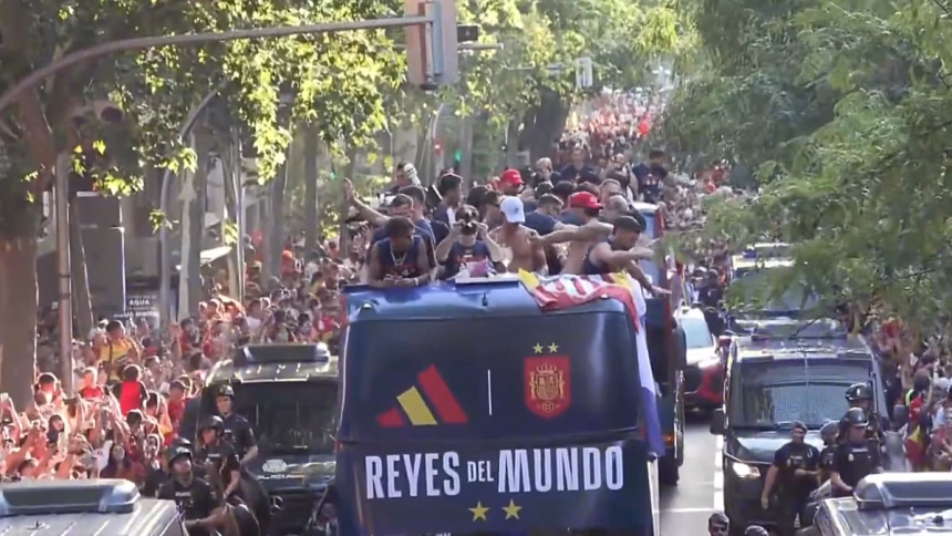 More than 1 million fans fill the streets of Madrid to welcome the world champions