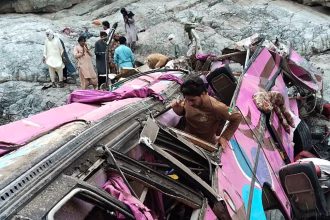 Overcrowded bus falls into ravine in southwestern Pakistan, killing 40 passengers