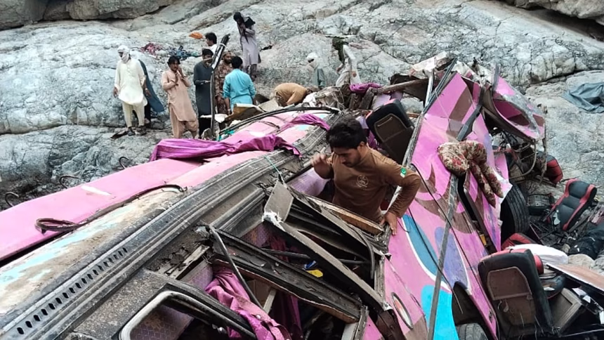 Overcrowded bus falls into ravine in southwestern Pakistan, killing 40 passengers