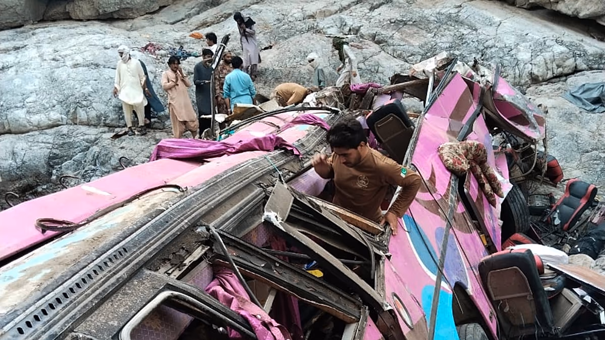 Overcrowded bus falls into ravine in southwestern Pakistan, killing 40 passengers