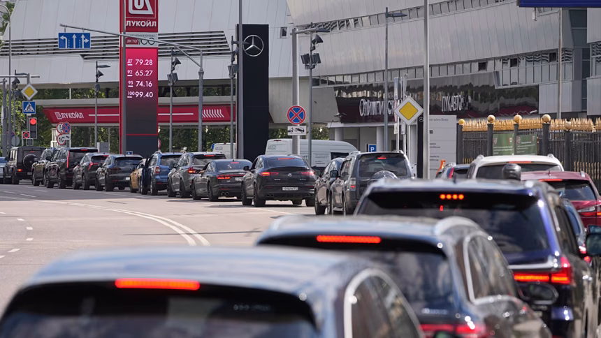 Russia's gasoline crisis worsens as citizens feel the pain of the Ukraine war