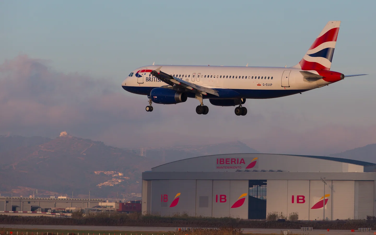 British Airways flight to Barcelona declares an air emergency, scaring passengers
