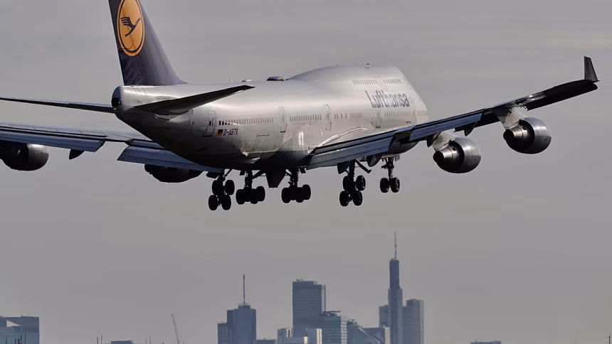 Survey: Half of Germany's high earners consider moving abroad