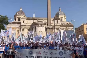 Thousands of Italian military and police personnel march in Rome over pay and pensions