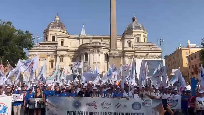 Thousands of Italian military and police personnel march in Rome over pay and pensions