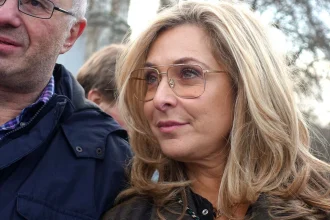 EastEnders star Tracy-Anne Oberman refuses to board flight to Spain, details should be confirmed before travelling.