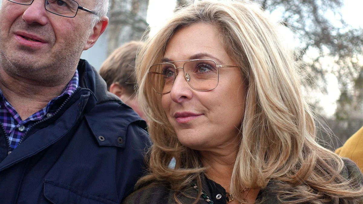 EastEnders star Tracy-Anne Oberman refuses to board flight to Spain, details should be confirmed before travelling.